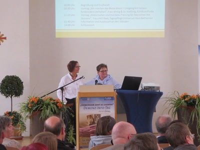 Frau Dittrich-Plüschke und Frau Hell-Rest auf der Bühne