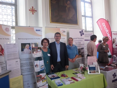 Drei Personen vor dem Stand der Fuldaer Betreuungsvereine SKF, VdK und AWO